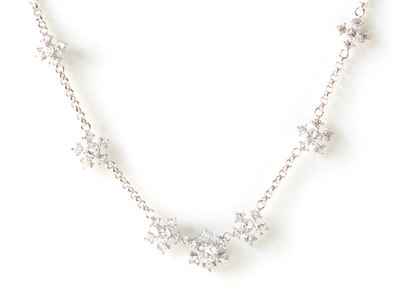 Gewinn 1 - SNOWFLAKE NECKLACE - Silberfarbene Schneeflockenkette von Pippa & Jean