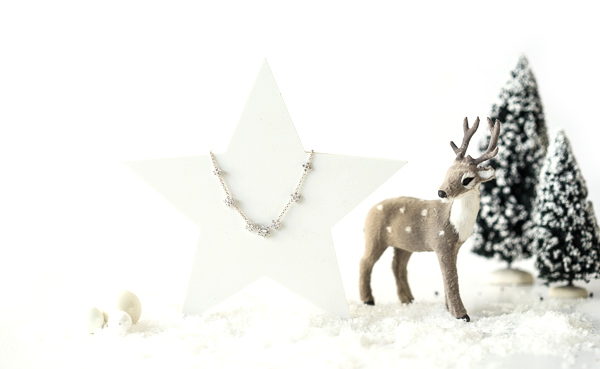 Gewinn 1 - SNOWFLAKE NECKLACE - Silberfarbene Schneeflockenkette von Pippa & Jean