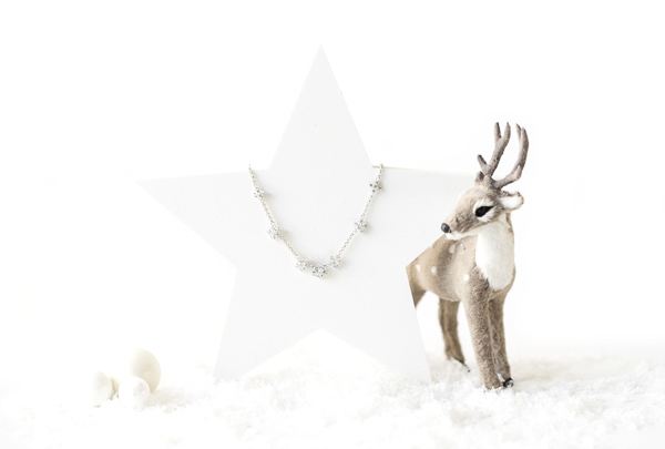 Gewinn 1 - SNOWFLAKE NECKLACE - Silberfarbene Schneeflockenkette von Pippa & Jean