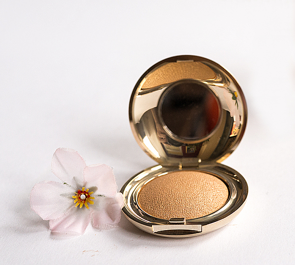 Metallic Eye Shadow golden throne