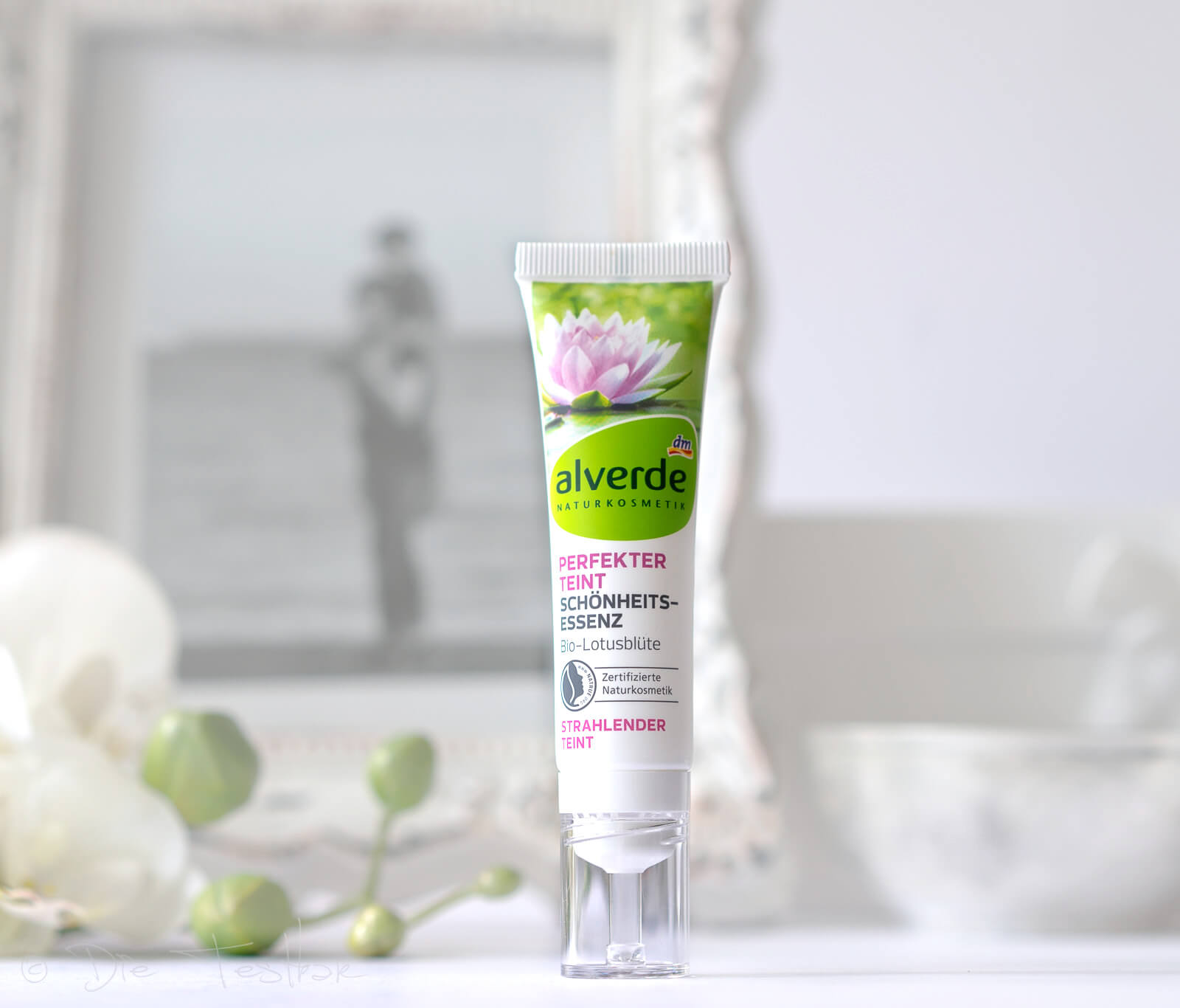 alverde NATURKOSMETIK - Fluid Perfekter Teint Schönheitsessenz