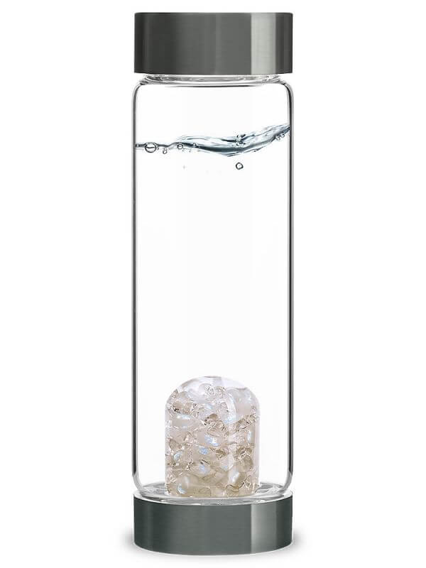 VIA LUNA mit dem Edelstein: Regenbogenmondstein - Bergkristall. Lasst Euch verzaubern vom sanften Schimmer des Regenbogenmondsteins und dem edlen Geschmacks des Mondsteinwassers.