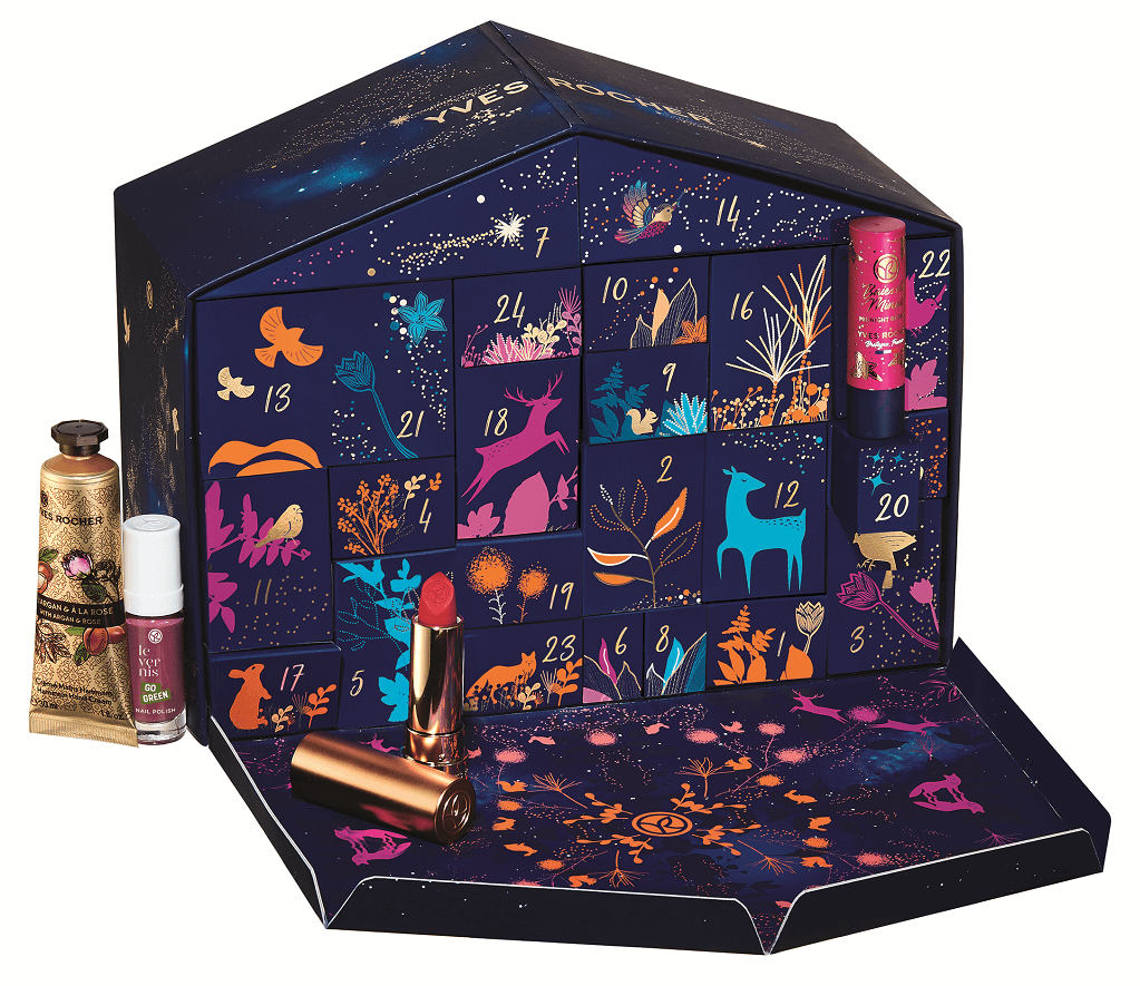 Der Yves Rocher Adventskalender präsentiert sich in diesem Jahr mit dem Motto „Ein magischer Wintergarten“ in märchenhaft, verspieltem Design. 24 Überraschungen der Yves Rocher Pflanzen-Kosmetik verstecken sich in den vielseitigen, wiederverwendbaren und recyclebaren Boxen des Yves Rocher Adventskalender. 24 Highlights aus den Bereichen Pflege, Make-up und Duft verkürzen die Vorweihnachtszeit auf sinnliche Weise. Von kleinen Flacons mit den schönsten Yves Rocher Düften sowie Gesichts-, Haar- und Körperpflege im Taschenformat finden sich auch Lippenstift, Mascara und Nagellack in Originalgröße in den hübschen Boxen. Zusätzlich dazu ist der Kalender von Yves Rocher so konzipiert, dass er vielseitig einsetzbar ist: Die kleinen Boxen sind hübsch designt und können zusammen mit dem Kalender in Häuschenform aufgestellt oder auch kreativ einzeln im Raum verteilt werden. Yves Rocher Adventskalender / 44,90 €*